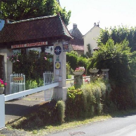 Logis Hotel Les Tilleuls Saint-Cirgues-de-Jordanne エクステリア 写真