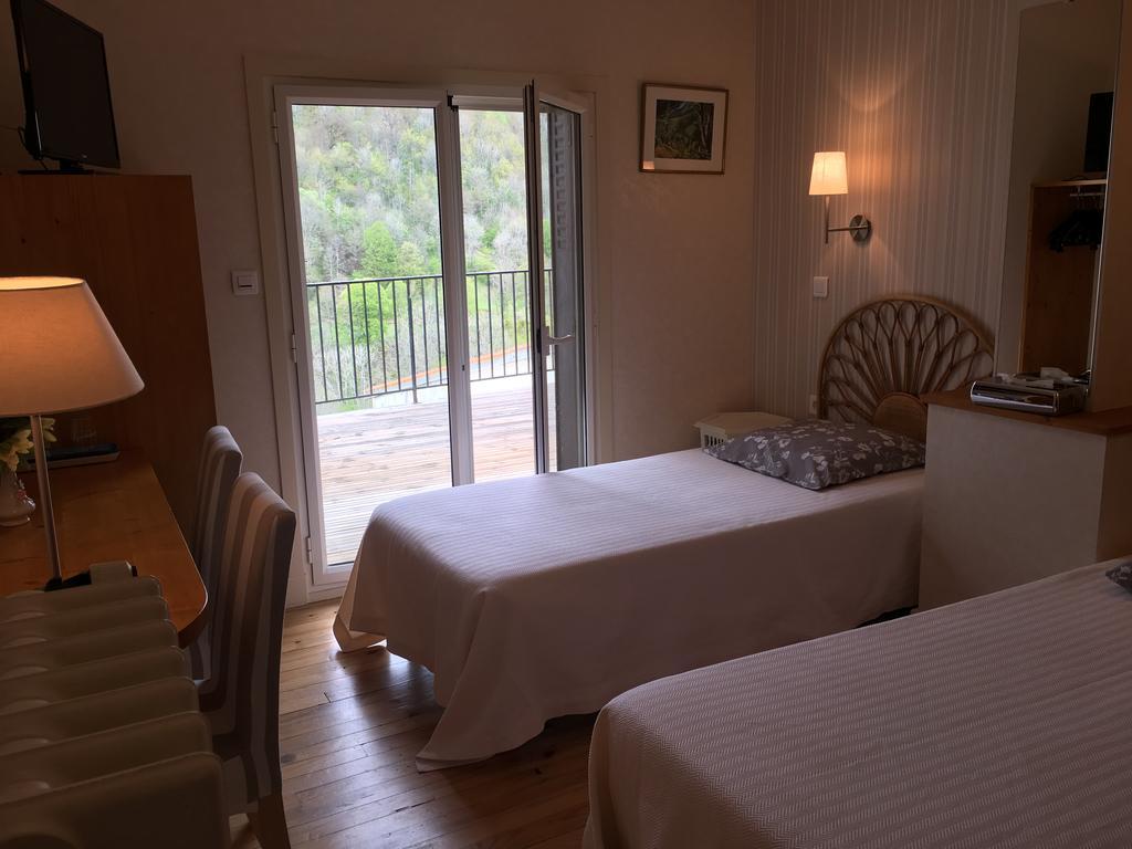 Logis Hotel Les Tilleuls Saint-Cirgues-de-Jordanne エクステリア 写真