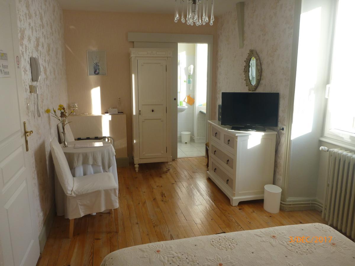 Logis Hotel Les Tilleuls Saint-Cirgues-de-Jordanne エクステリア 写真